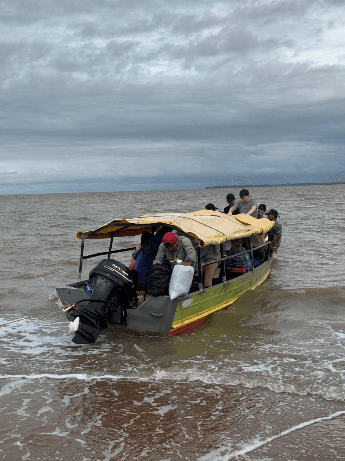 Een bootreis met de studenten in Suriname