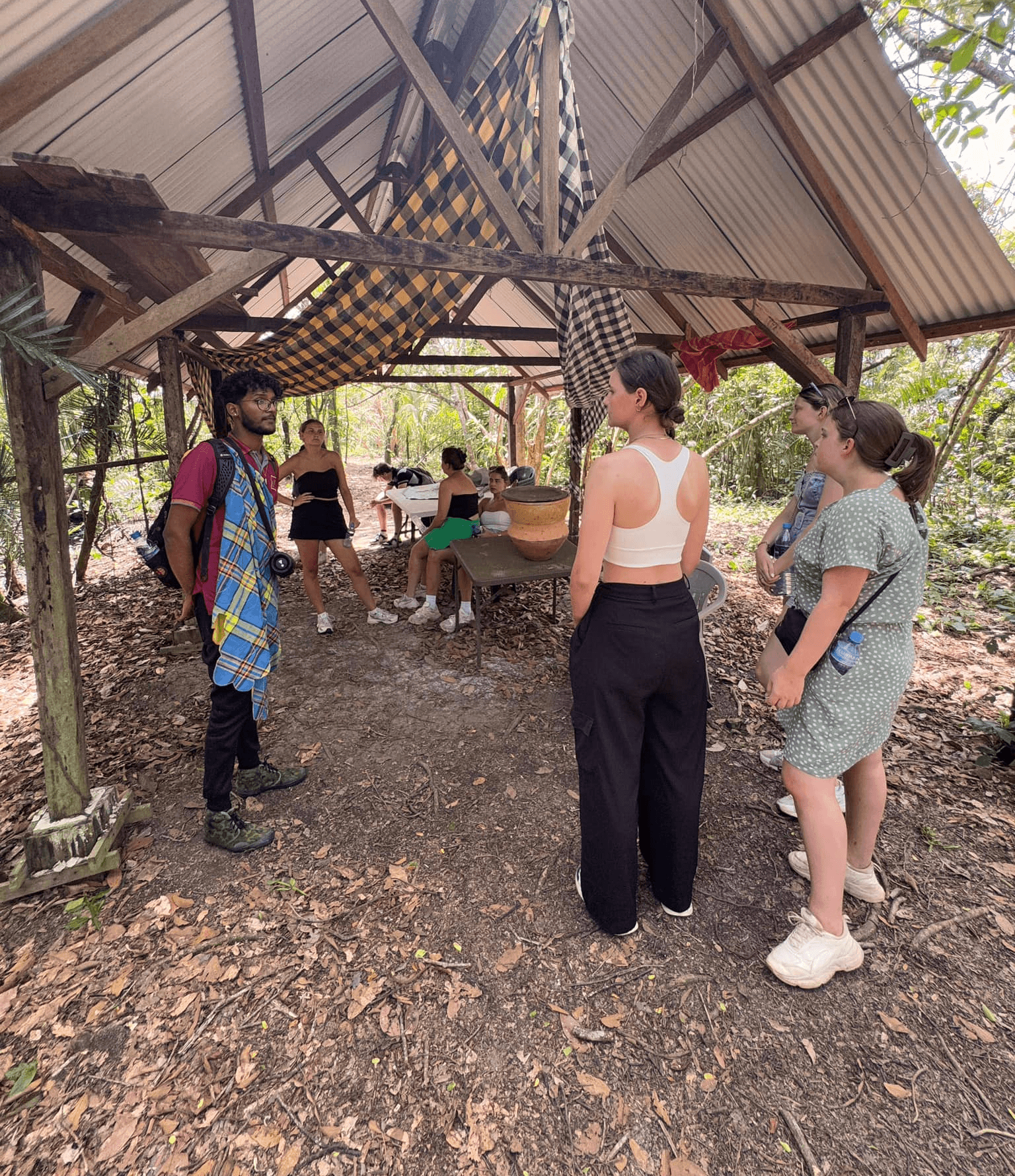 Studenten krijgen een rondleiding door de jungle in Suriname